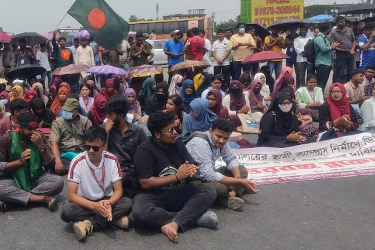Rabindra University students sit on the road demanding permanent campus, North Bengal-Dhaka road communication blocked