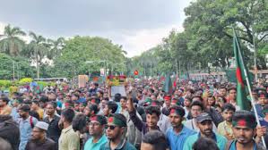 অপ্রীতিকর ঘটনা এড়াতে শিক্ষকদের অবস্থান বশেমুরবিপ্রবিতে বিক্ষোভ চলাকালে