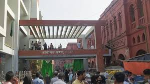 চট্টগ্রামে পুলিশের বাধা অতিক্রম করে আদালত চত্বরে বিক্ষোভকারীরা