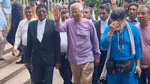 ড. ইউনূস হাজিরা দিতে আদালতে
