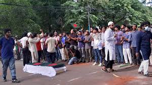 কফিন মিছিল আন্দোলনকারীদের ঢাকা বিশ্ববিদ্যালয়ে, পুলিশের সাউন্ড গ্রেনেড নিক্ষেপ