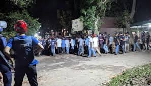‘ছাত্রলীগের’ স্লোগান, প্রতিবাদে শিক্ষার্থীদের মিছিল গভীর রাতে ক্যাম্পাসের বাইরে