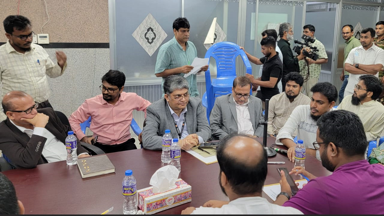 In front of the health advisor, pro-BNP doctors are rioting