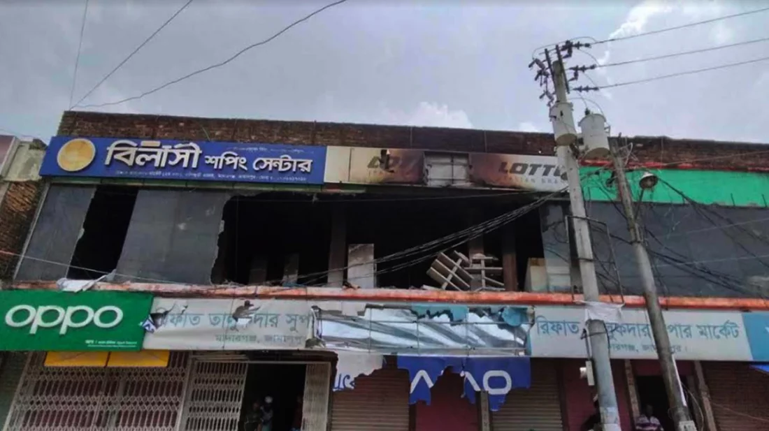 মধ্যরাতে শপিং সেন্টারে আগুন