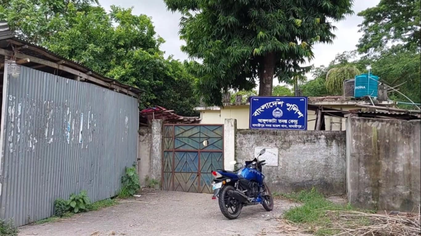 মাদারীপুরে পুলিশ তদন্ত কেন্দ্রের তালা ভেঙ্গে হামলা ও ভাংচুর, গাছে উড়লো সর্বহারাদের পতাকা