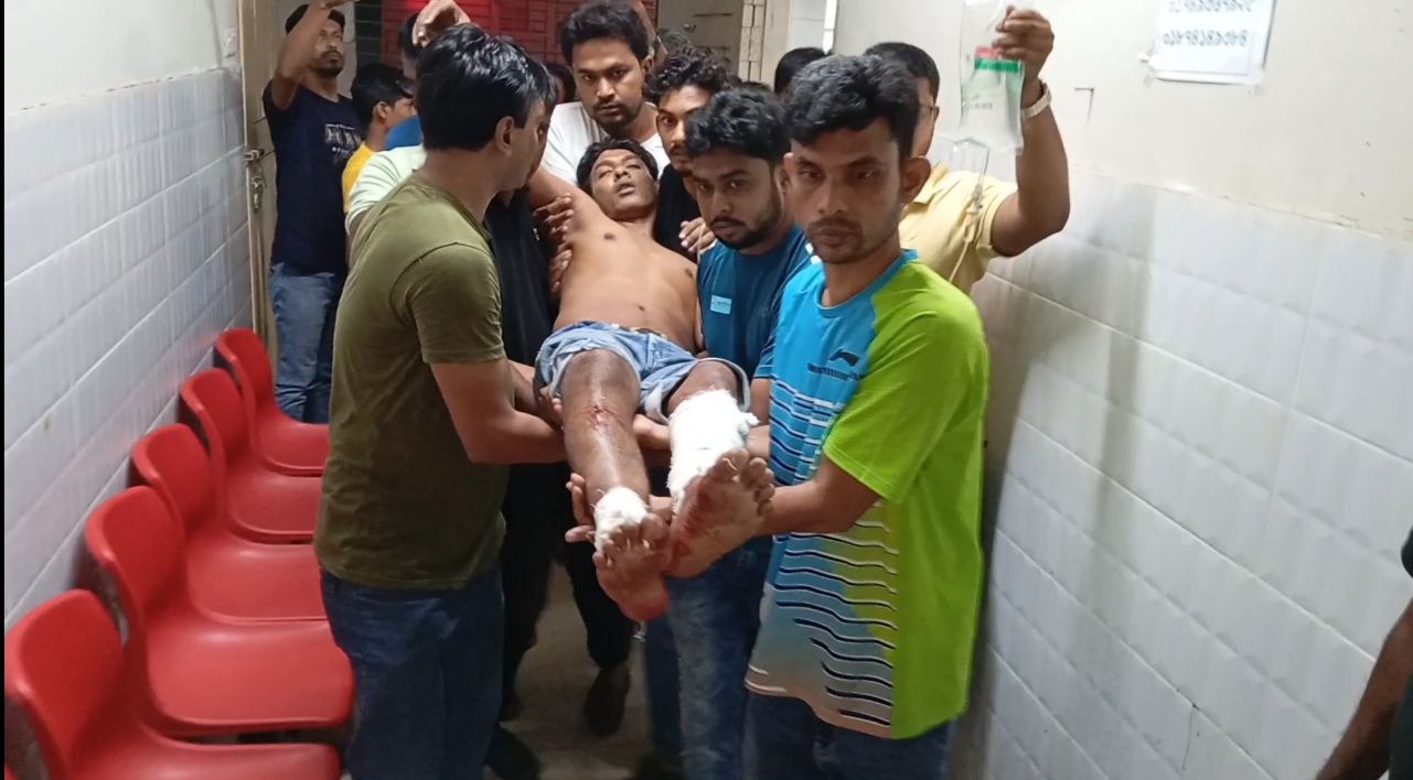চাটমোহরে যুবদল নেতা ফারুককে পিটিয়ে পা ভেঙ্গে দিল সন্ত্রাসীরা