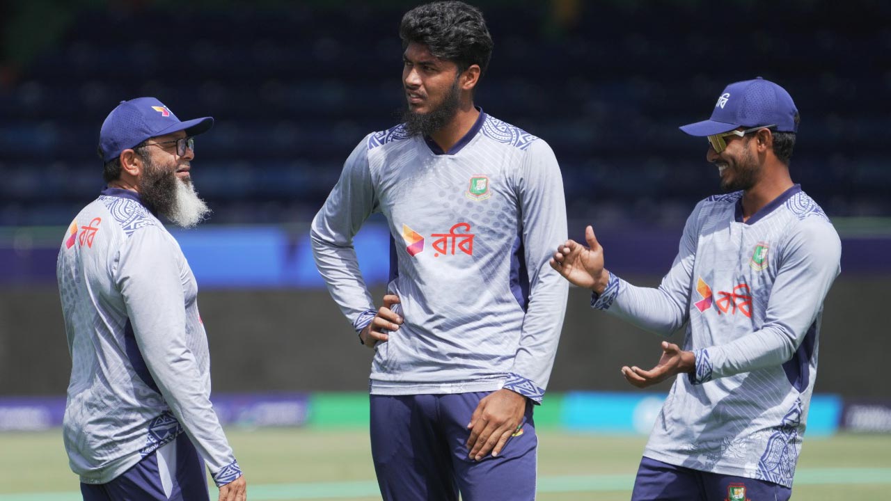 Why does Mirage like coach Mushtaq?