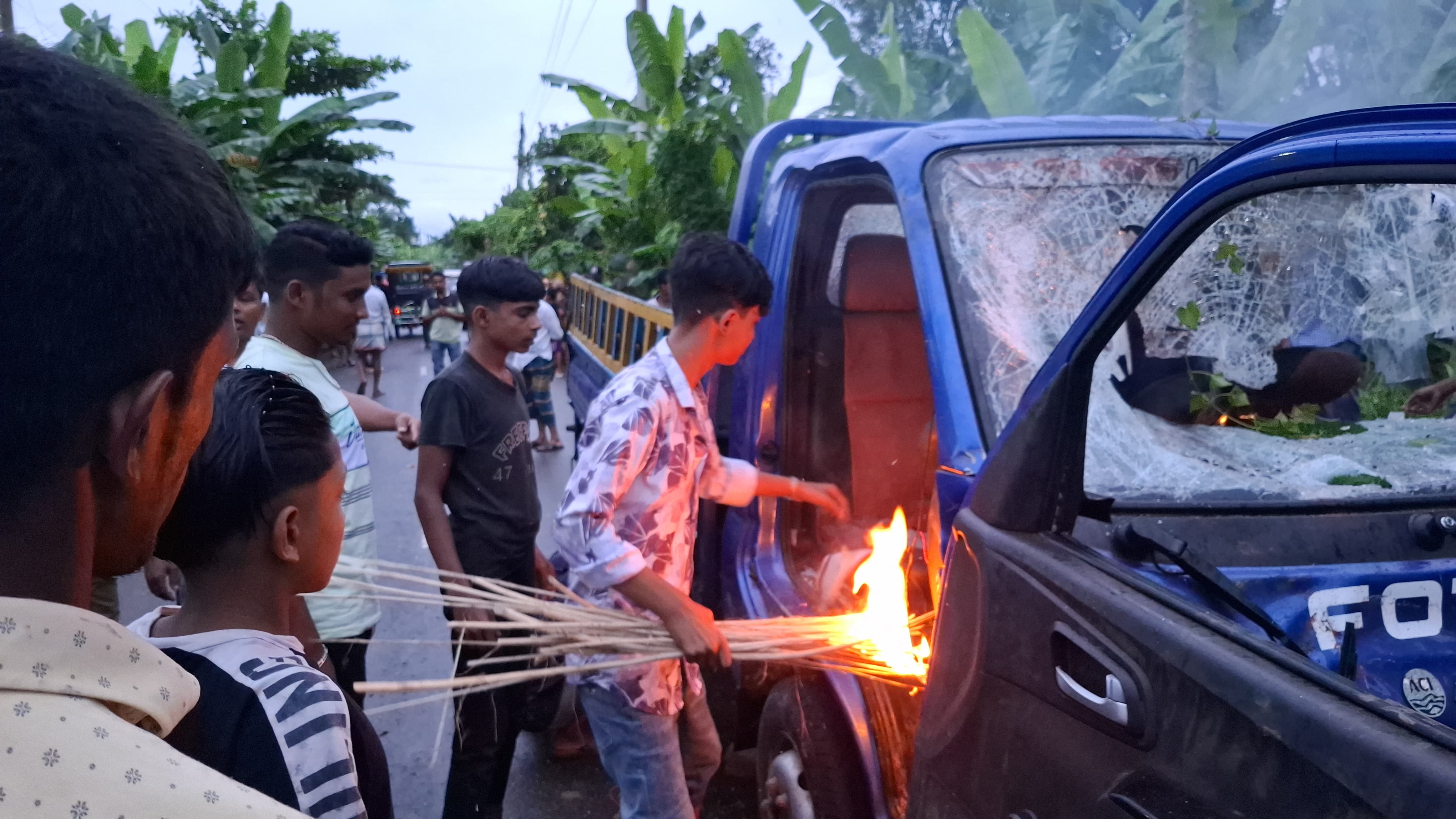 মাদারীপুরে গরুচোর সন্দেহে দুজনকে গণপিটুনি, পিকআপে আগুন