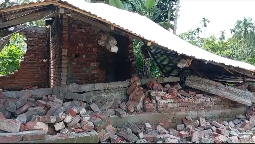মাদারীপুরে পূর্ব শত্রুতার জেরে প্রবাসীর বাড়িতে হামলা ও ভাঙচুরের অভিযোগ