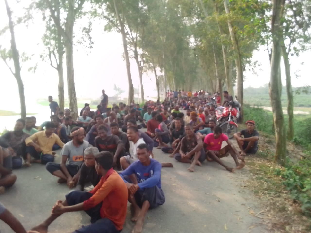 ডাহুক নদীতের সনাতন পদ্ধতিতে পাথর উত্তোলনের দাবীতে কর্মহীন শ্রমিকদের মানববন্ধন ও প্রতিবাদ সমাবেশ