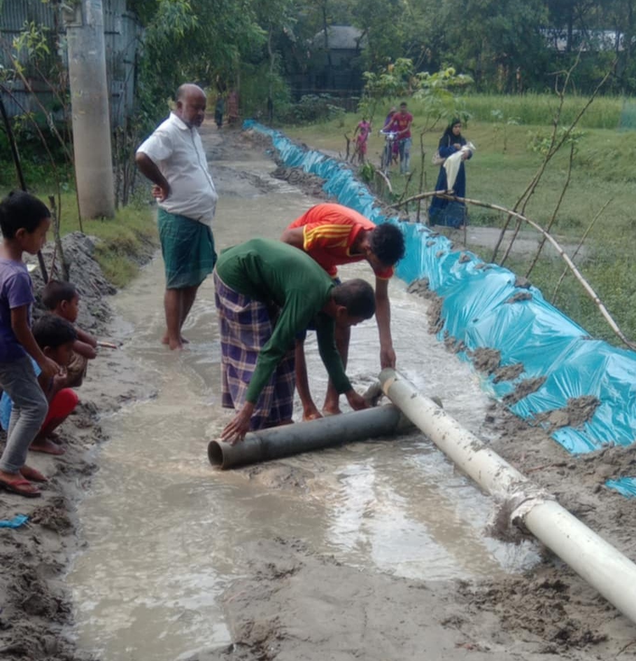 স্বেচ্ছা শ্রমে বাঁধ নির্মান করছেন গ্রামবাসী