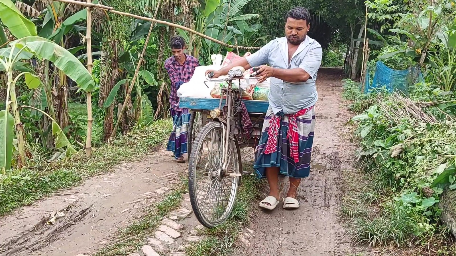 সড়কের জন্য দুই ইউনিয়নের বাসিন্দাদের ভোগান্তি, উন্নয়নের ছোঁয়া লাগেনি দুই যুগেও