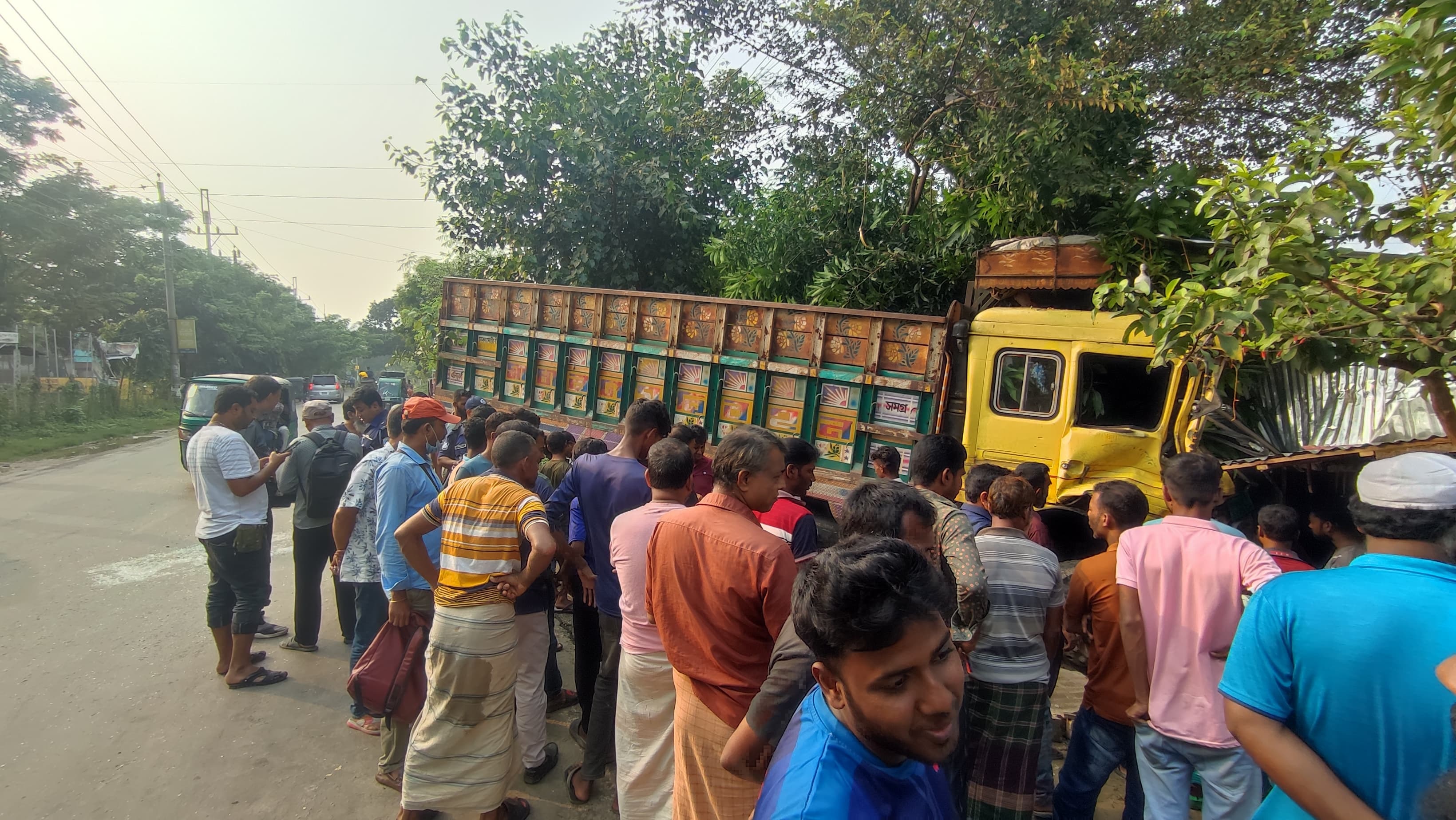 দুই ট্রাকের সংঘর্ষে হোটেলে ঢুকে পড়লো ট্রাক, নিহত ১