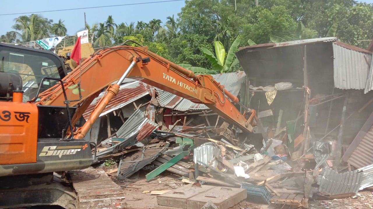 পঞ্চগড়-তেঁতুলিয়া মহাসড়কে অবৈধ স্থাপনা উচ্ছেদ অভিযান