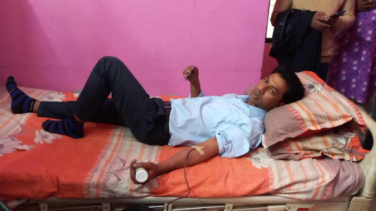 রক্ত না পাওয়ার খবরে ছুটে গেলেন ইউএনও, করলেন নিজে রক্তদান