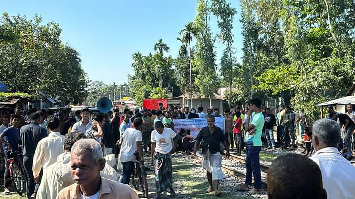 রাজারহাটে স্টেশনে যাত্রা বিরতির দাবিতে রেলপথ অবরোধ