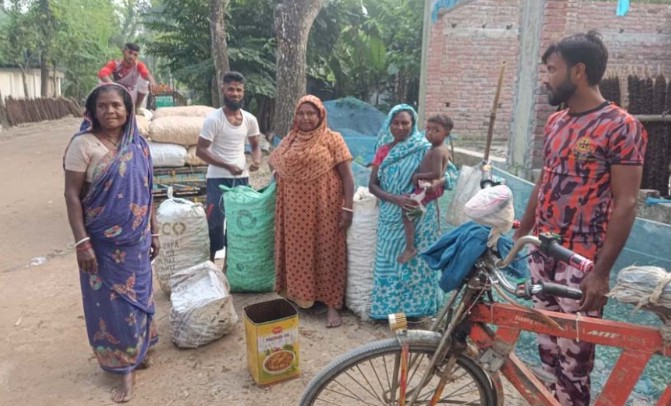 More than 700 families in Sharsha of Jessore live by selling snails