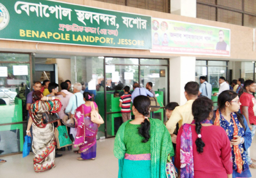 Despite Indian threats, 1,648 trucks of goods and about 12,000 passport passengers moved in 3 days