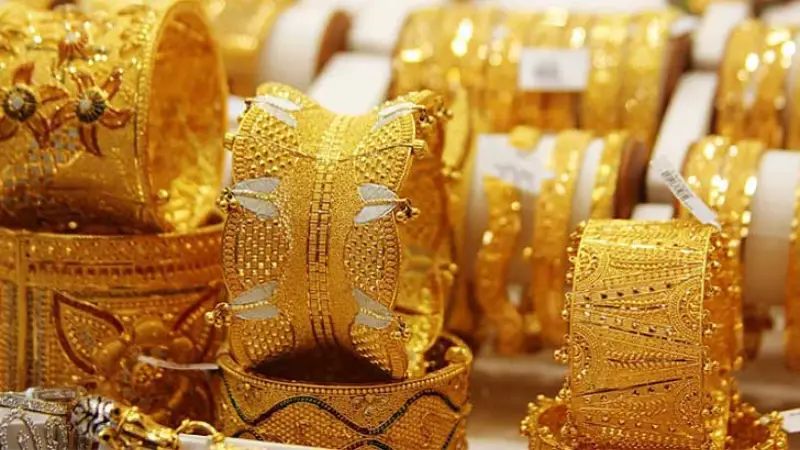 Global Markets Fall: Gold Price Hits Lowest Level