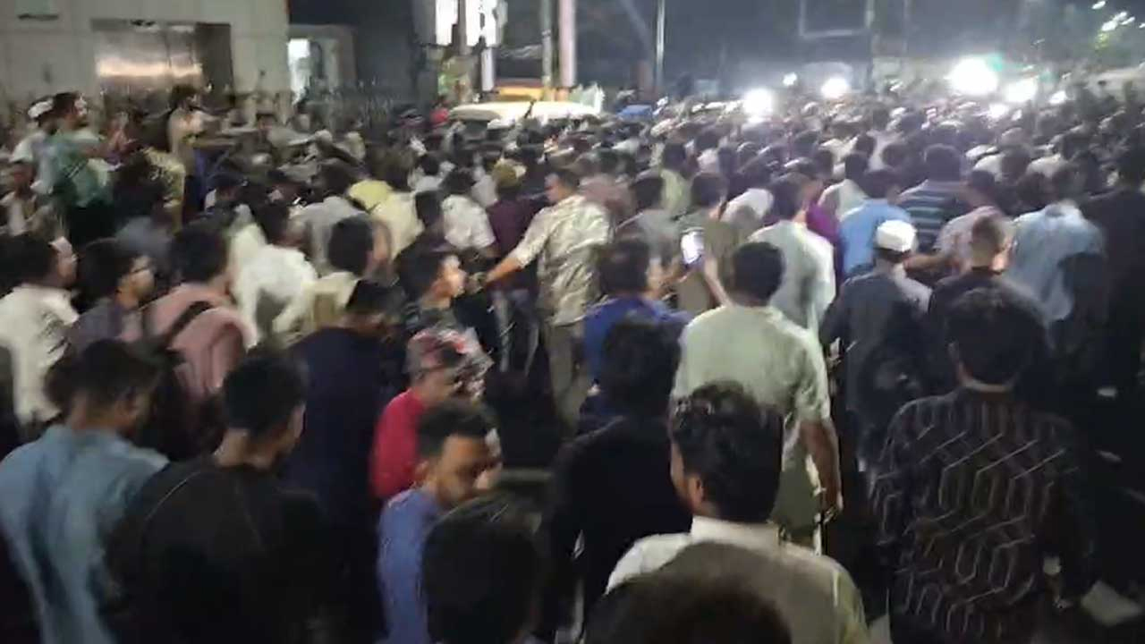 হাসনাত আব্দুল্লাহর গাড়িতে হামলা: এনসিপির বিক্ষোভ, ২৪ ঘণ্টার আল্টিমেটাম