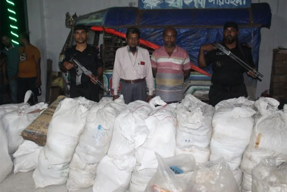 বরিশালে ৯২০ কেজি নিষিদ্ধ পলিথিন জব্দ, ব্যবসায়ীকে লাখ টাকা জরিমানা