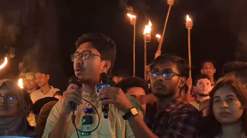 Human chain and torch procession at CU Shaheed Minar demanding implementation of Teesta Master Plan