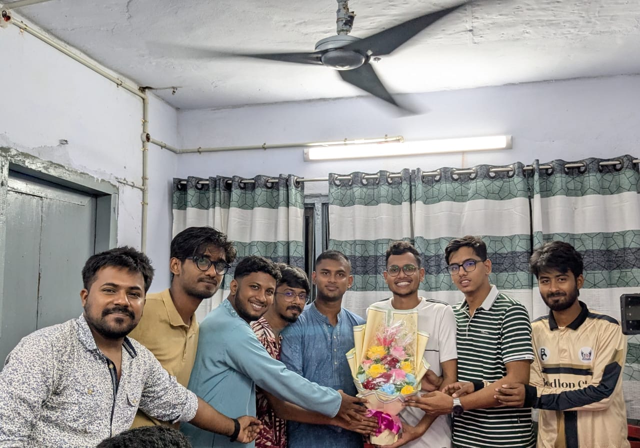 Chhatra Dal welcomes winners with flowers at Shahjalal Hall at CU