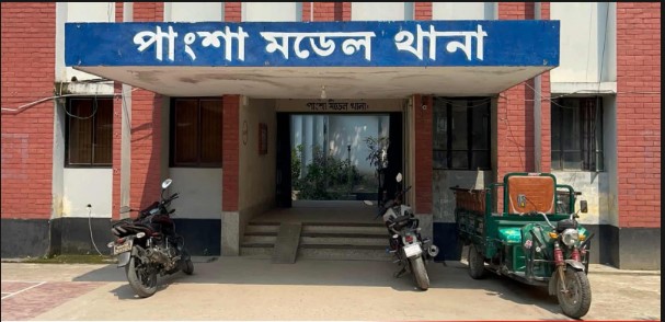 Police attacked while arresting accused in extortion case in Pangsha, 3 injured