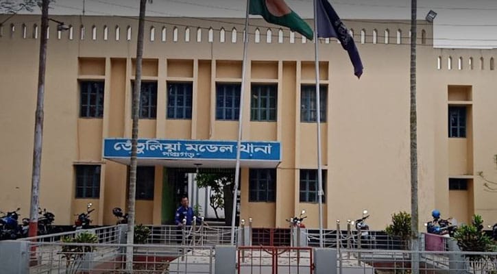 Housewife robbed of four lakh taka and gold ornaments at gunpoint