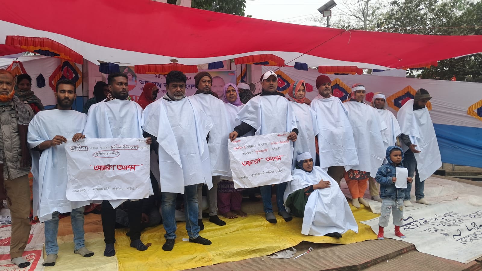 Monirul Islam en huelga de hambre en la circunscripci&oacute;n de Narail-2, vistiendo sudarios para exigir la restituci&oacute;n de su nominaci&oacute;n.