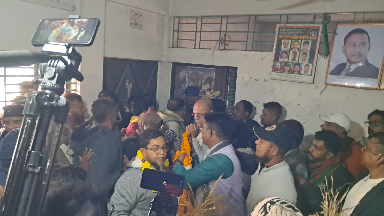 30 Awami League leaders and activists defect from Narail, join BNP