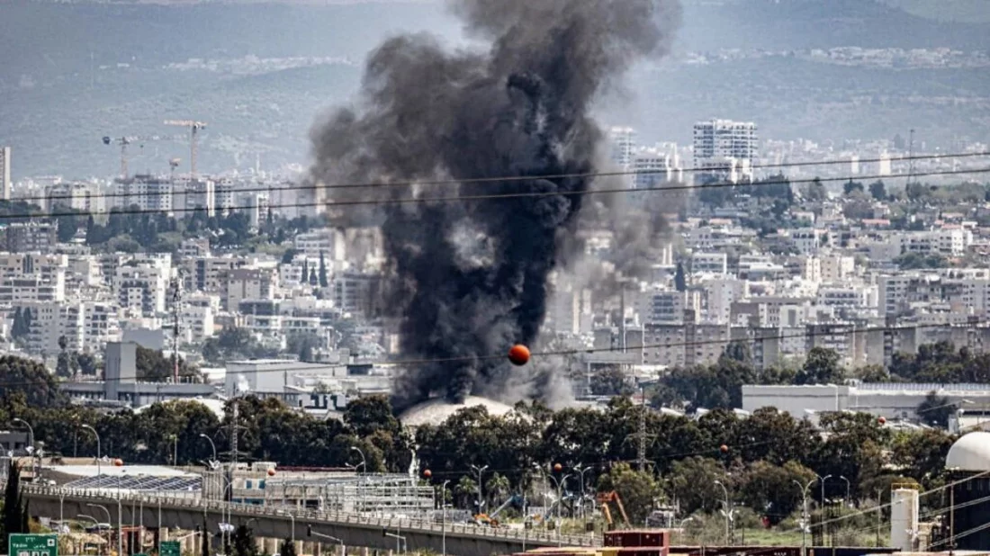 ইরানের হামলায় ইসরায়েলের বৃহত্তম তেল শোধনাগারে আগুন