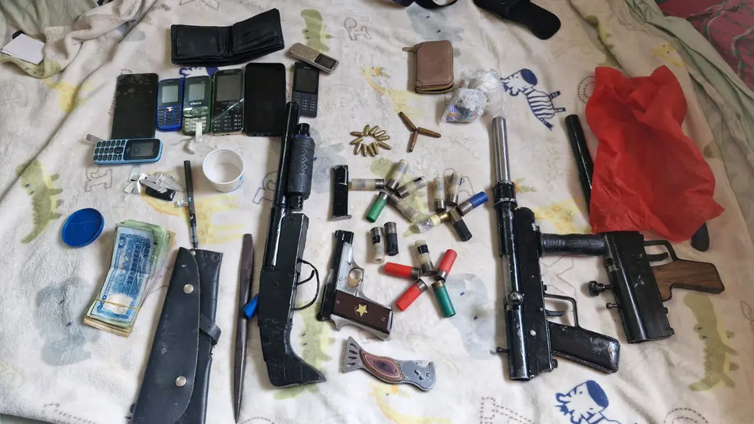 চট্টগ্রামে &lsquo;শীর্ষ সন্ত্রাসী&rsquo; মনা গ্রেপ্তার, বিপুল অস্ত্র উদ্ধার