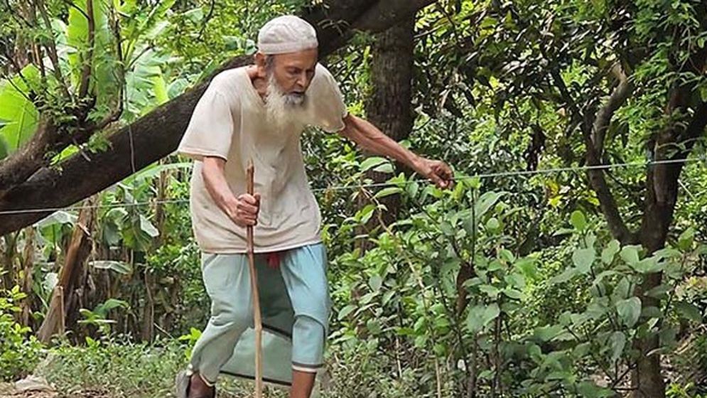 দড়ি বেয়ে মসজিদে যাওয়া অন্ধ মুয়াজ্জিন আব্দুর রহমান আর নেই