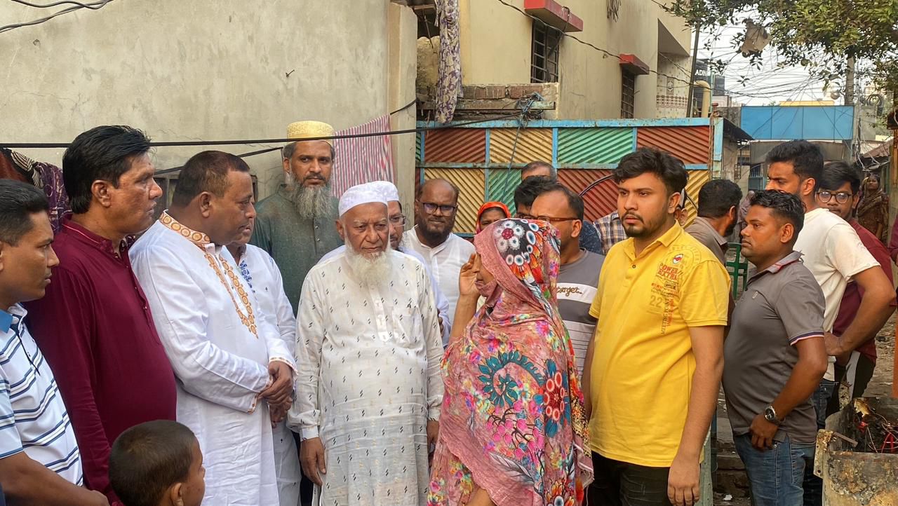 সাভারের শাহীবাগে ভয়াবহ অগ্নিকাণ্ড, ক্ষতিগ্রস্তদের পাশে লায়ন খোরশেদ