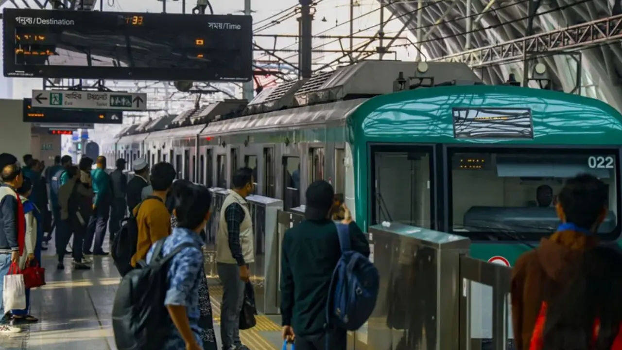 গ্যাস বেলুনে আটকে বন্ধ মেট্রোরেল, ভোগান্তিতে যাত্রীরা