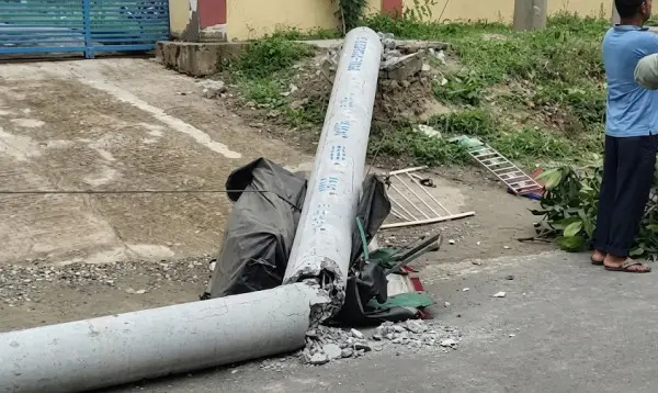 কালীগঞ্জে বিদ্যুতের খুঁটি ভেঙে সড়কে, অটোরিকশার ওপর পড়ে শিক্ষিকা নিহত