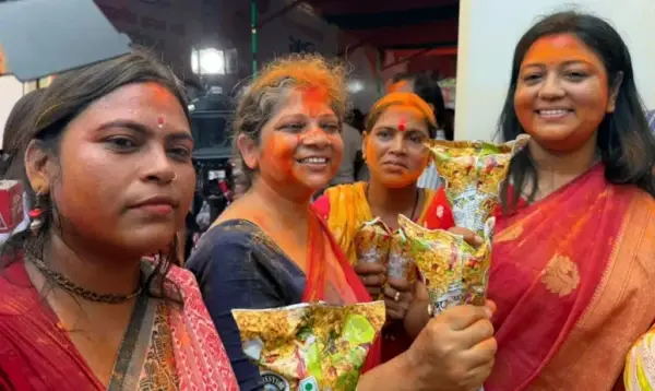 ভোট গণনায় এগিয়ে বিজেপি, উৎসবমুখর দলীয় কার্যালয়ে ঝালমুড়ি বিতরণ