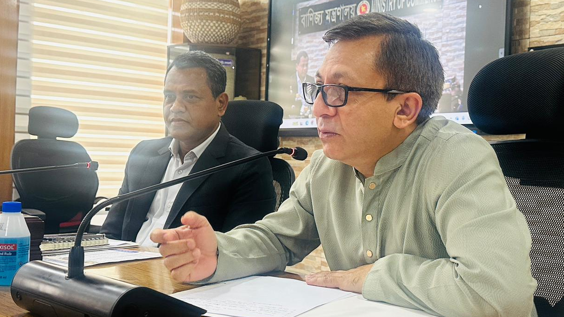 চামড়ার সুষ্ঠু ব্যবস্থাপনায় কন্ট্রোল রুম চালু করল বাণিজ্য মন্ত্রণালয়