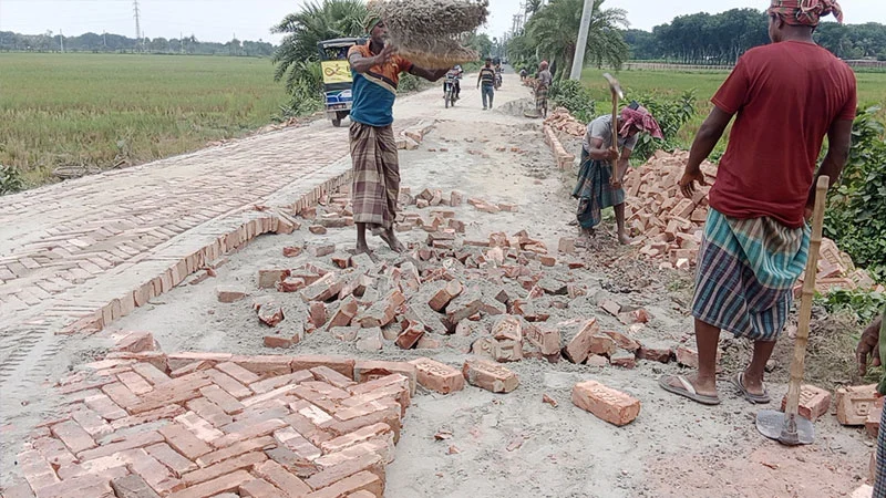 পিচের রাস্তা খুঁড়ে বসানো হচ্ছে  ইটের সলিং
