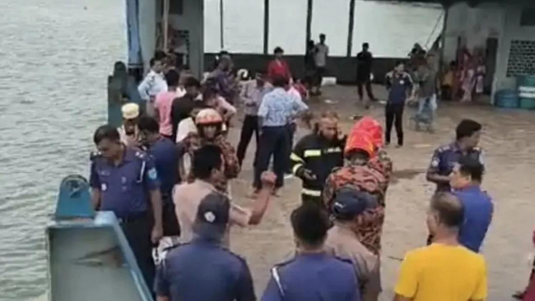 ফের দৌলতদিয়া ফেরিঘাটে নিয়ন্ত্রণ হারিয়ে যাত্রীবাহী বাস ডুবি