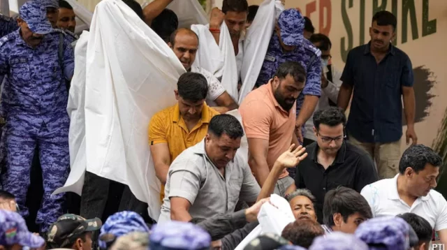 সাদা পোশাকে সোনম ওয়াংচুককে হাসপাতালে নিয়ে গেল দিল্লি পুলিশ