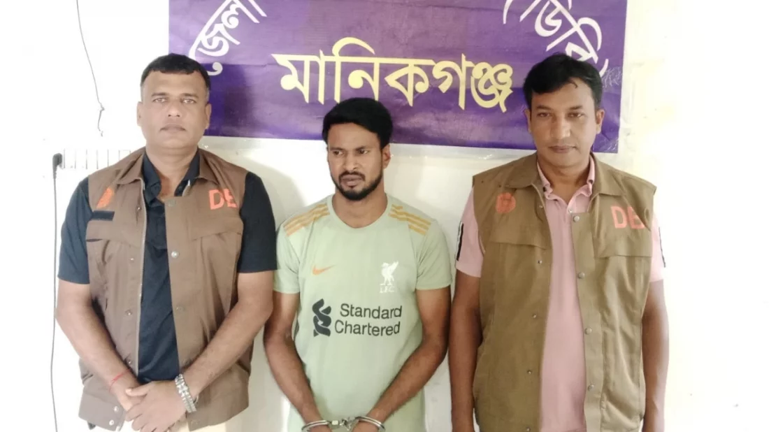 প্রতিপক্ষের বাড়িতে অস্ত্র রেখে পুলিশকে ফোন, নিজেই ফাঁসলেন যুবক