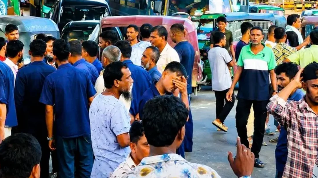 চট্টগ্রামে গ্যাস না পেয়ে সিএনজি অটোরিকশা চালকদের সড়ক অবরোধ