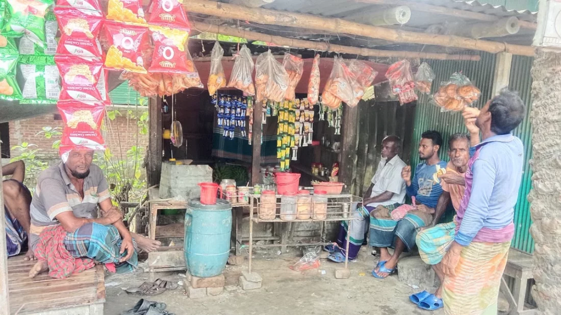 মালিক বা দোকানদার নেই, টাকা রেখে নিজেই চা বানিয়ে খেতে হয় যে দোকানে