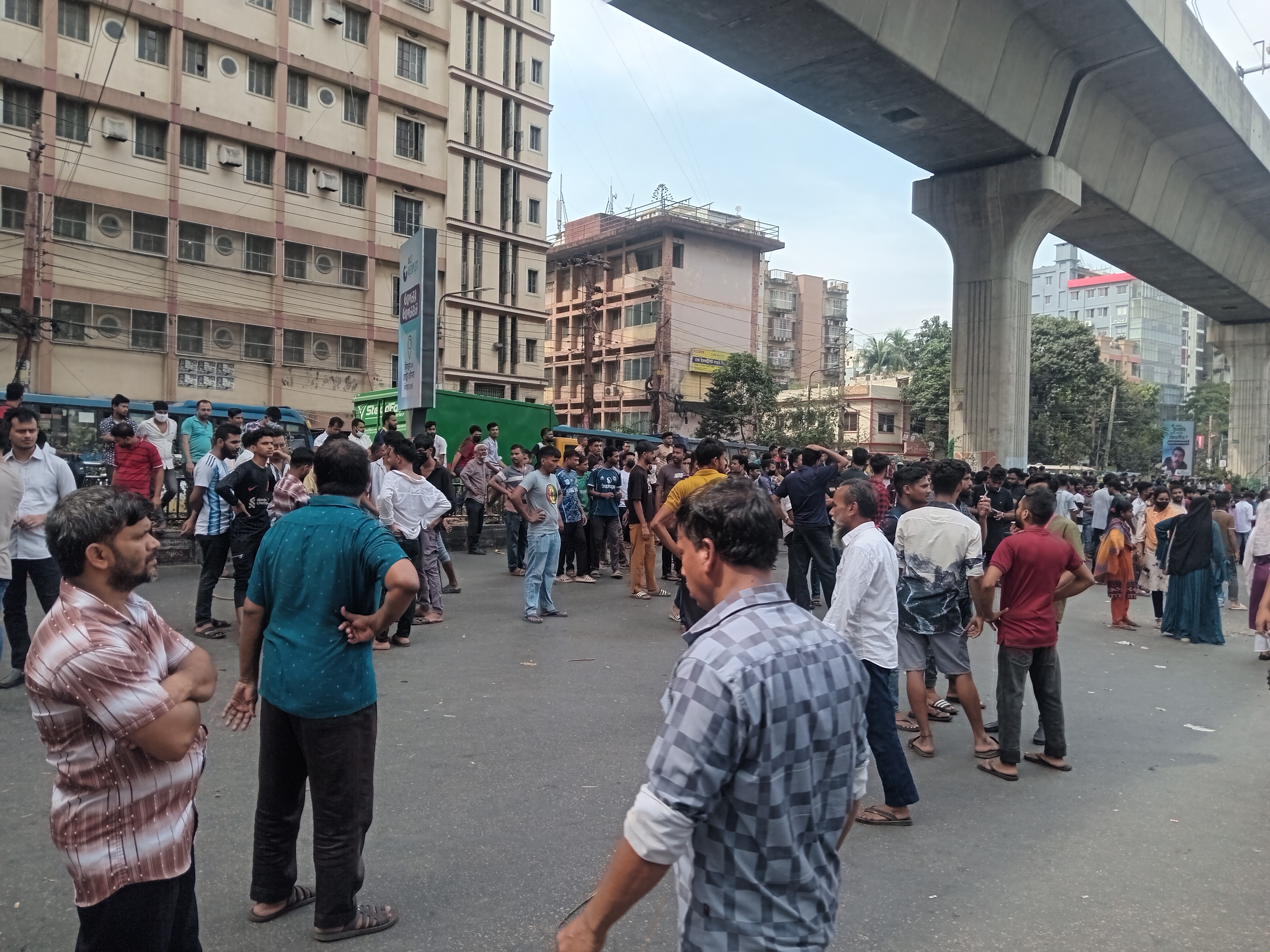 আবারও ন্যায্য মজুরি আদায়ের দাবিতে সড়ক অবরোধ গার্মেন্টস শ্রমিকদের